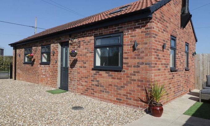 Winestead Cottage | ASHTREE COTTAGE, pet friendly, country holiday cottage in Ottringham