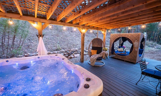 Cherry Log Cabin | Aska Dream Cabin: Private Hot Tub, Day Bed, 80" Projector, Upgraded Finishes