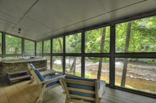 Dial Villa | Aska River House - Riverside relaxation and all the comforts of home