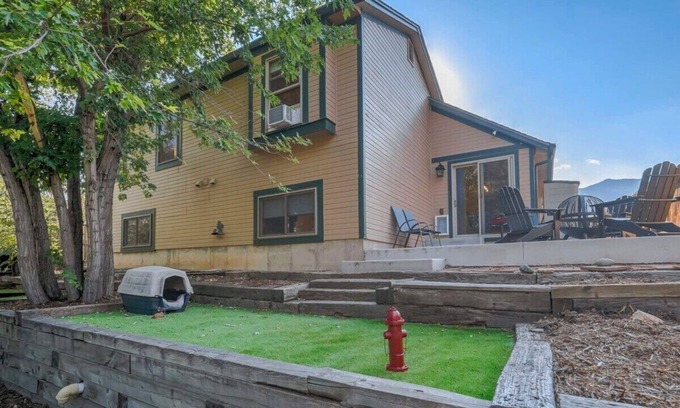 Northwest Colorado Springs House | Aspen Glen! Dog Friendly w Nintendo & Firepit!