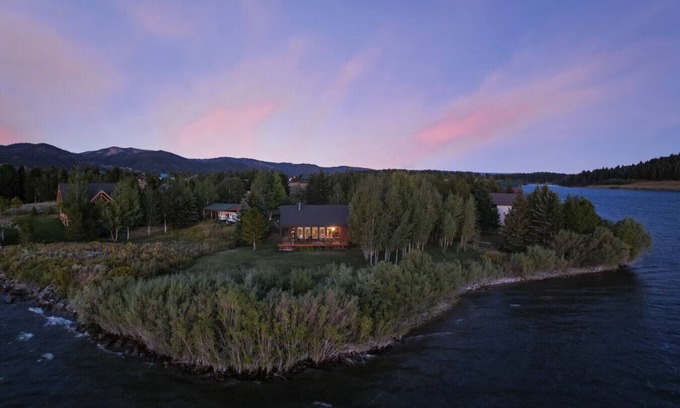 Island Park Cabin | *Aspen Pointe*Waterfront Cabin on Henry`s Lake