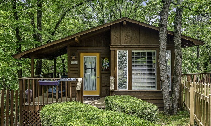 Eureka Springs Historic District Cabin | Aspen@The Woods Cabins - Charming cabin 5 minute walk to downtown Eureka Springs
