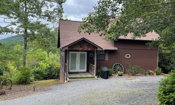 Hiawassee Cabin | Aster Cabin - Beautiful Mountain View, Rustic Charm w/Jacuzzi & Wood Fireplace