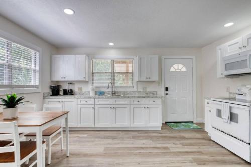 Astor House | Astor Cottage Hideaway