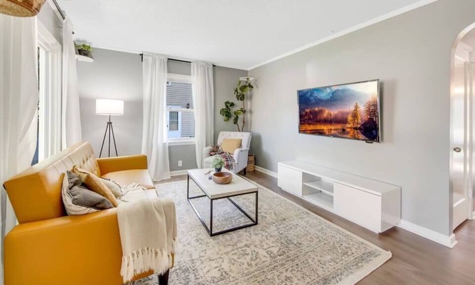 St. Louis Park House | Astounding π The City's Best Home - Sleeps 10