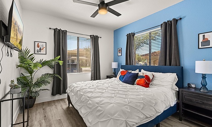 Tempe Condo | ASU Stay | 2.5 Mil to Tempe Town Lake |Pool Access