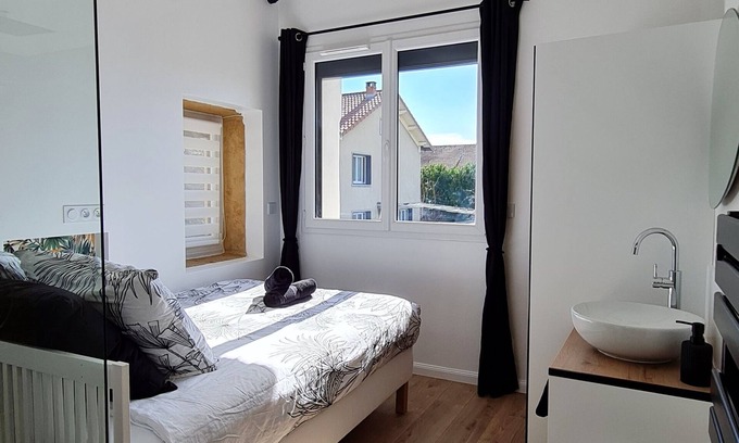 Saulaie - Claveliere Apartment | At Les Pierres Dorées, 10 minutes from downtown Lyon