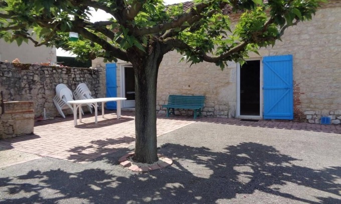 Parnac House | At the end of the village.
