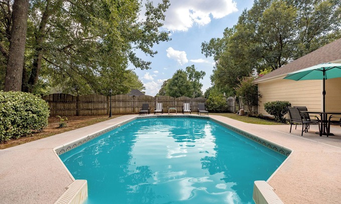Warner Robins House | AtHome+1 Stay | 3BR w/Inground Pool | Fenced Yard