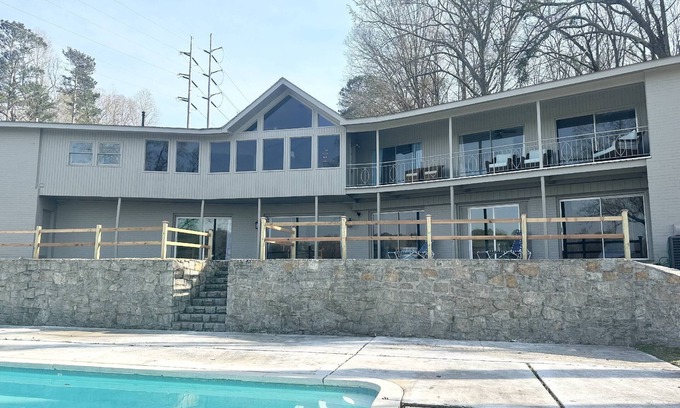 Jonesboro House | ATL/Jonesboro, Relaxing Summer Getaway for Families/Friends or Cooperate Groups
