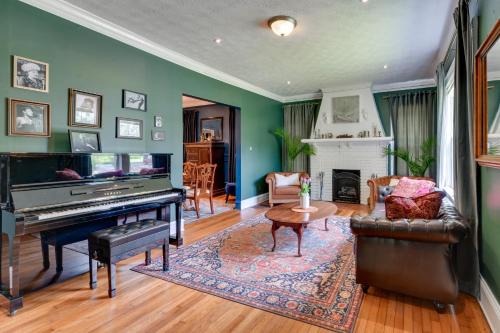 Atlanta House | Atlanta Home with Deck 6 Mi to Downtown!
