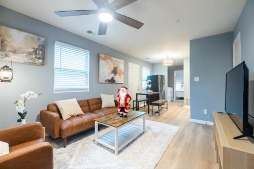 East Side House | Atlanta Zoo Free Driveway Parking Fenced Side Yard 1B1B