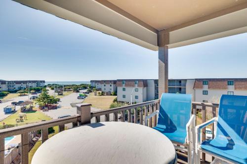 Morehead City Apartment | Atlantic Beach Condo with Balcony and Beach Access!