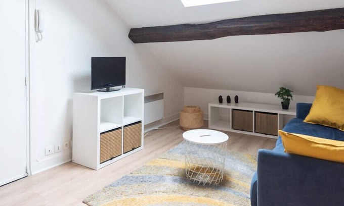 Saint-Mande Apartment | Attic apartment with exposed beams