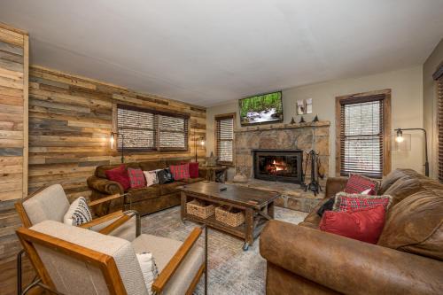 Gatlinburg - Pigeon Forge Ski Chalet | Attitude Adjustment by Eden Crest