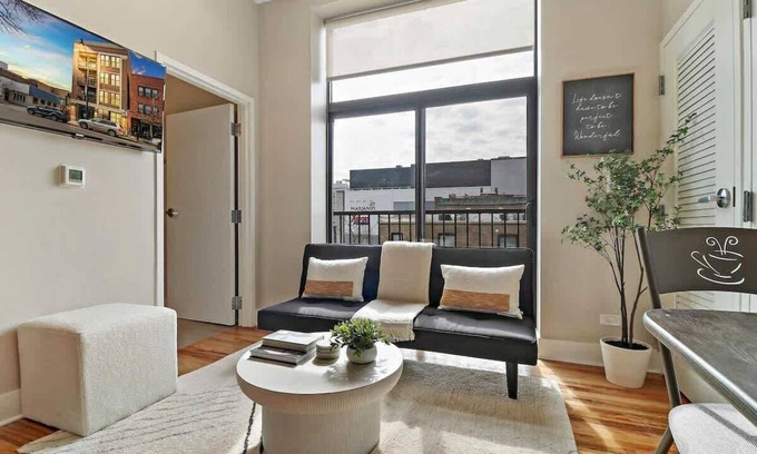 Lake View East Apartment | Attractive 1BR Apartment in Chicago