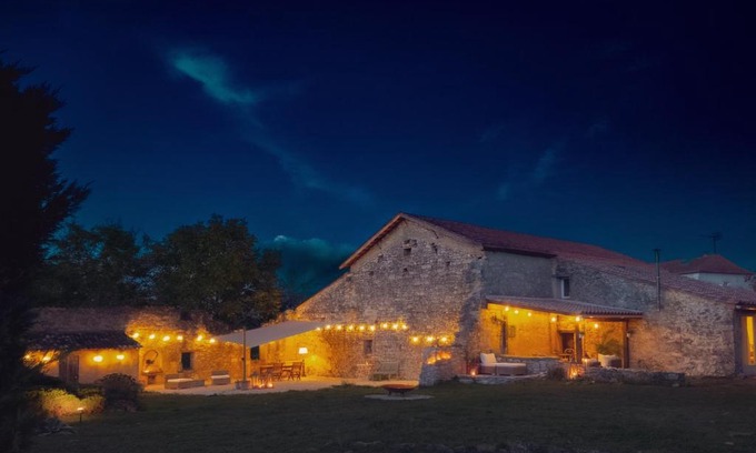 Duras House | Attractive property set within idyllic gardens