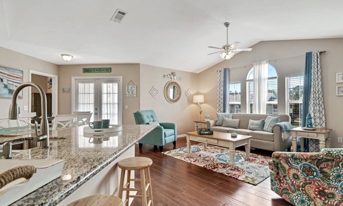 Gulf Shores Condo | Attractively furnished condo in a great location, just minutes to the beach.