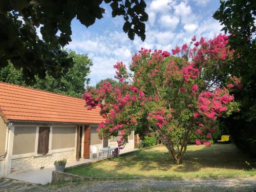 Pays-de-Belves House | Au lilas rose Maison entre campagne et village
