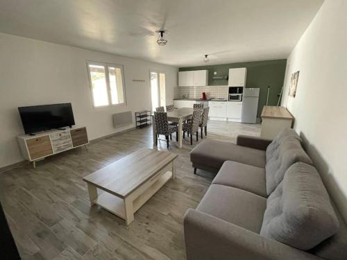 Cornillon-Confoux Apartment | Au petit Olivier, Appartement avec jardin et piscine