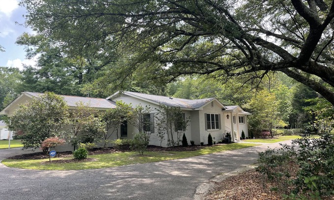 Grove Hill House | AUBURN CAMELLIA HOUSE! Game Day - w/rsvd downtown football parking, Graduations!
