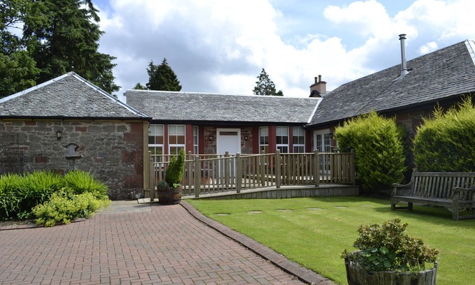 Arden Cottage | Auchendennan Farm Cottage - sleeps 6 guests in 3 bedrooms