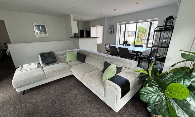 Auckland Central Business District House | Auckland City CBD - walk to Spark Arena & Parnell from our spacious 3 bed home