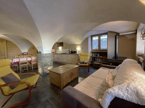Saint-Martin-de-Belleville Apartment | Authentique appartement vouté rénové à St Martin, 2 chambres, 4 pers, proche pistes - FR-1-452-57