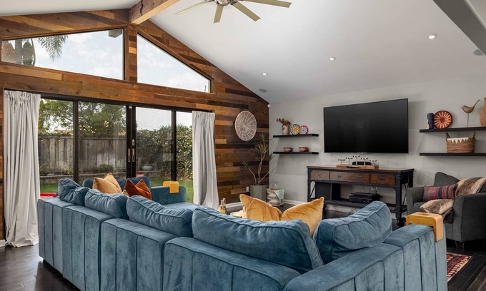 San Carlos House | Autumn Adventure | Sleeps 10 | Hot Tub | Billiards