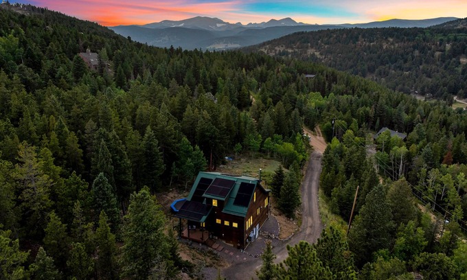 Nederland Cabin | Autumn adventures await~fire pit~AC~Ev charger~cornhole~foosball~woodstove