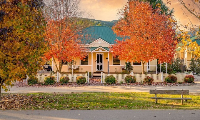 Bright Cottage | Autumn Beauty - Garden Cottage 4