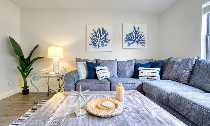 St. Augustine House | Autumn Deal! Luxury Retreat~Grill~Beach & Downtown~Sleeps 12