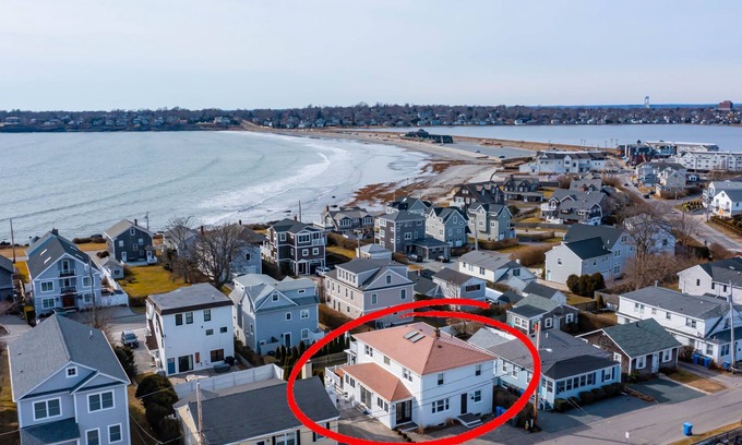 Easton's Point House | AUTUMN ESCAPE/BIG DISCOUNT: "Middletown Beachside Charm, Newport Adventures"