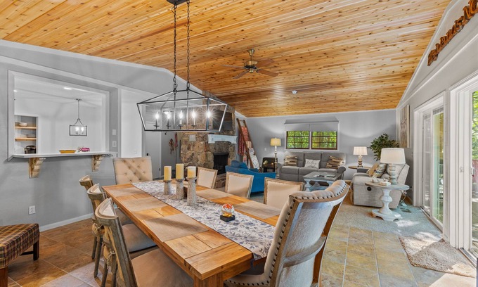 Highlands Hills House | Autumn Ridge, 3/2, peaceful/secluded.1.5 mi from Highlands and fast internet!