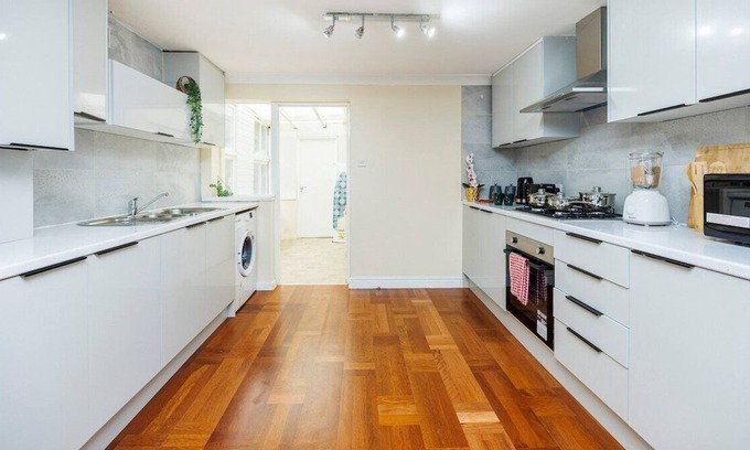 Selhurst House | AV Stays - Cosy East Croydon Home Sleeps 6 Free Parking