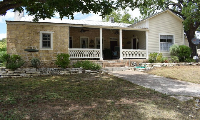 Fredericksburg House | Ava Haus SUITE. 3 minutes to Main Street! See our other 4 Ava Haus rentals. .