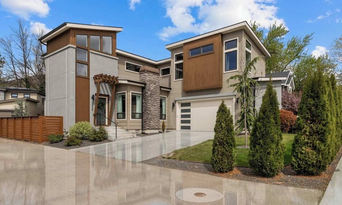North End House | Aviation Themed- Hot Tub- Gas Firepit