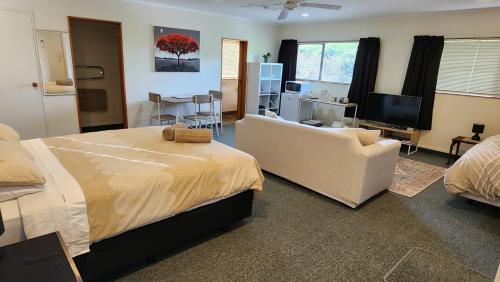 Aongatete Bed & Breakfast | Avocado Orchard Retreat!