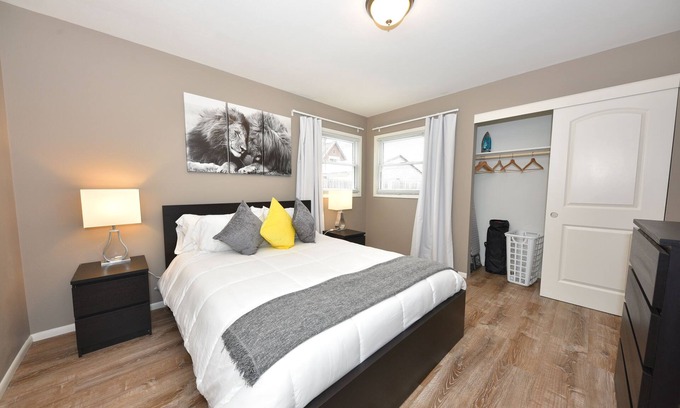 West Allis House | Awesome 3 Bedroom Lower - New Remodel