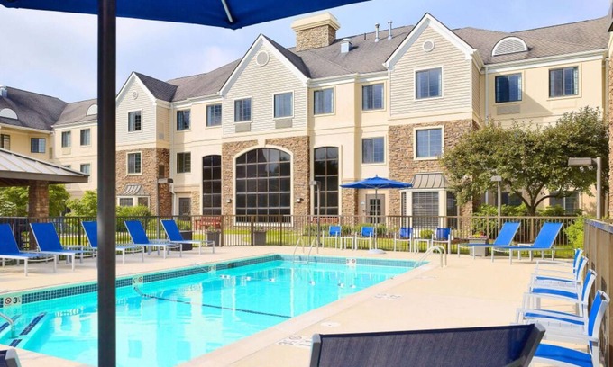 Burlington House | Awesome Find! Kitchen, Pool, FREE Parking & Bfast, Close to Willard Woods!