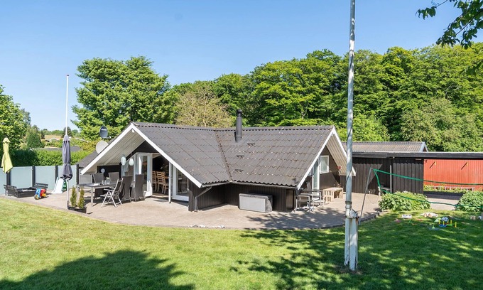 Hejlsminde Strand House | Awesome home in Hejls with WiFi