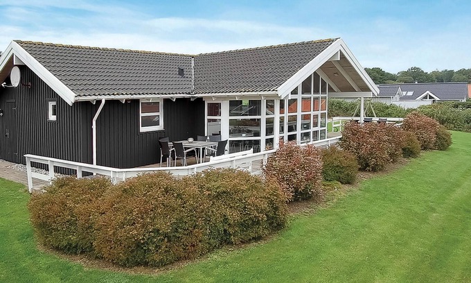 Grønninghoved Strand House | Awesome home in Sjølund with WiFi