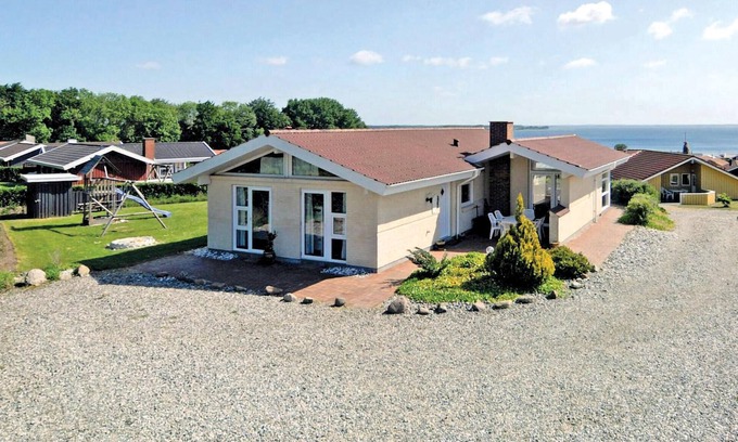 Grønninghoved Strand House | Awesome home in Sjølund with kitchen