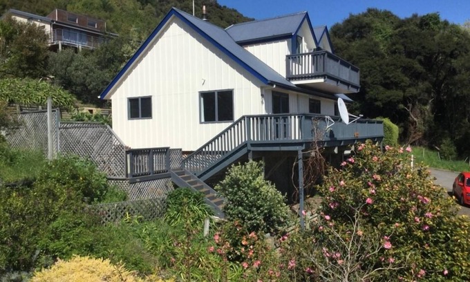 Akaroa House | Awesome House , Warm and Sunny Holiday Home , Large Parking area for 2 Boats.