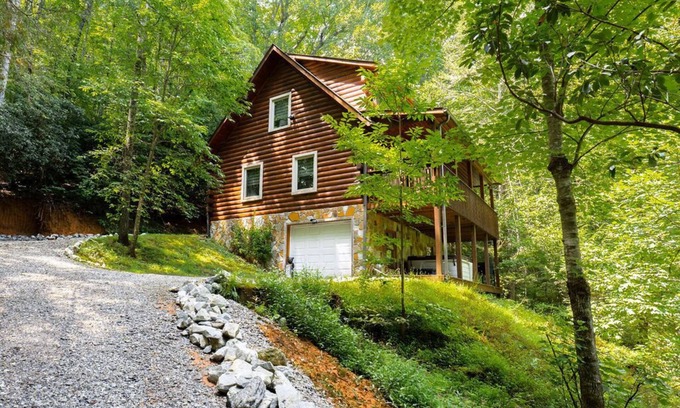 Blairsville Cabin | Awesome Kid, Pet Friendly with Game Room, Hot Tub, Firepit, close to waterfalls