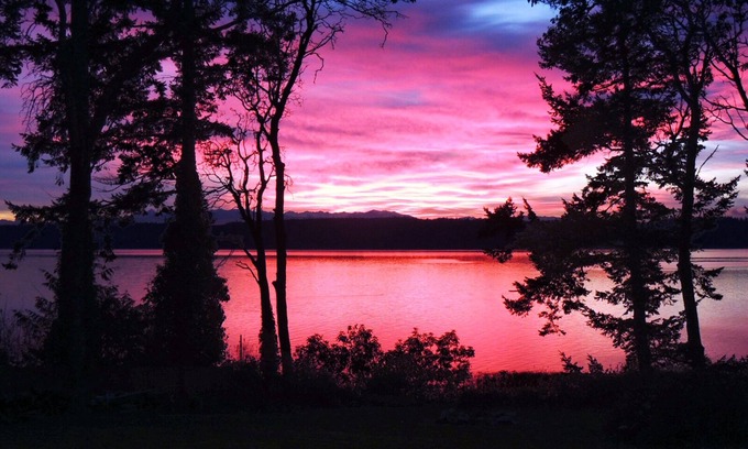 Camano Island House | Awesome sunsets, firepit, hot tub, big fenced lawn, crab boat, crab pots, buoy!