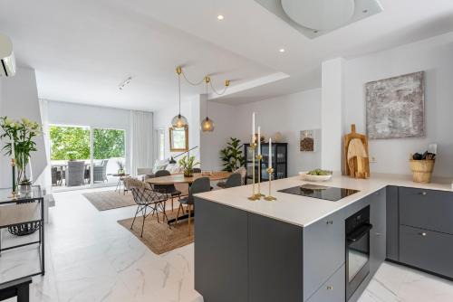 Marbella Apartment | Azahara 2, Contemporary Scandinavian style open plan apartment with 2 terraces