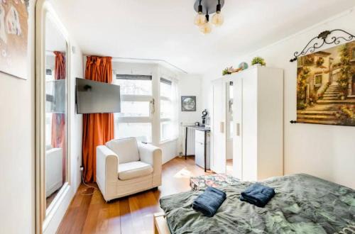 Nieuwmarkt en Lastage Bed & Breakfast | B Center charming room on the canal