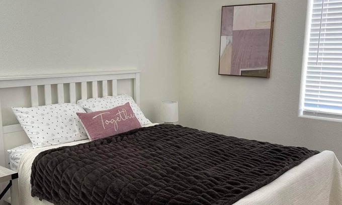 Roseville House | B2 Cozy queen bedroom at west Roseville