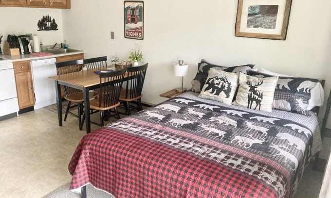 Lincoln Condo | B203 - Adventure Awaits! Loon Mountain Studio apt w/Pool & Hot Tub